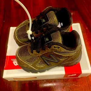 Olive green new balance sneakers for babies size 4